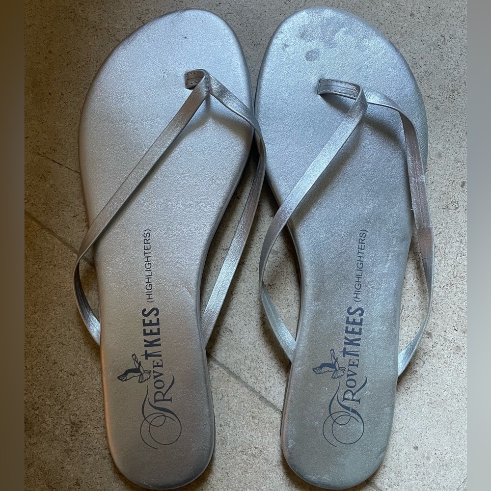 NWOT Tkees Silver Highlighters Flip Flops Womens Size 10